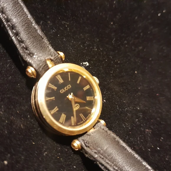 Vintage 1980's Gucci ladies 2000L gold & black ceramic wristwatch w/black strap